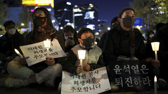 warga korsel berkumpul mengenang korban tragedi itaewon 3 169