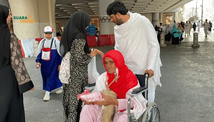 Sedekah Iftar Baitullah: Aksi Berbagi 415 Paket Iftar Oleh Yayasan Alfatihah Pada April 2025