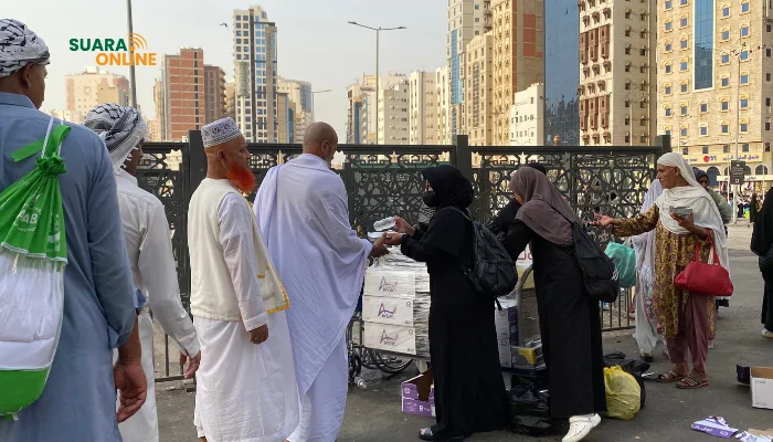Berbagi di Tanah Suci Makkah Melalui Progam Sedekah Nasi Baitullah Yayasan Alfatihah