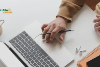 Fenomena Job Hugging: Istilah Baru di Kalangan Pekerja Millenial dan Gen Z Seluruh Dunia!