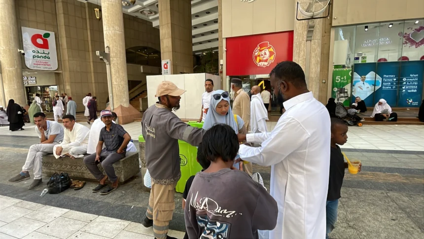 Yayasan Alfatihah Melakukan Distribusi Minuman di Tanah Suci Melalui Program Sedekah Air Baitullah 