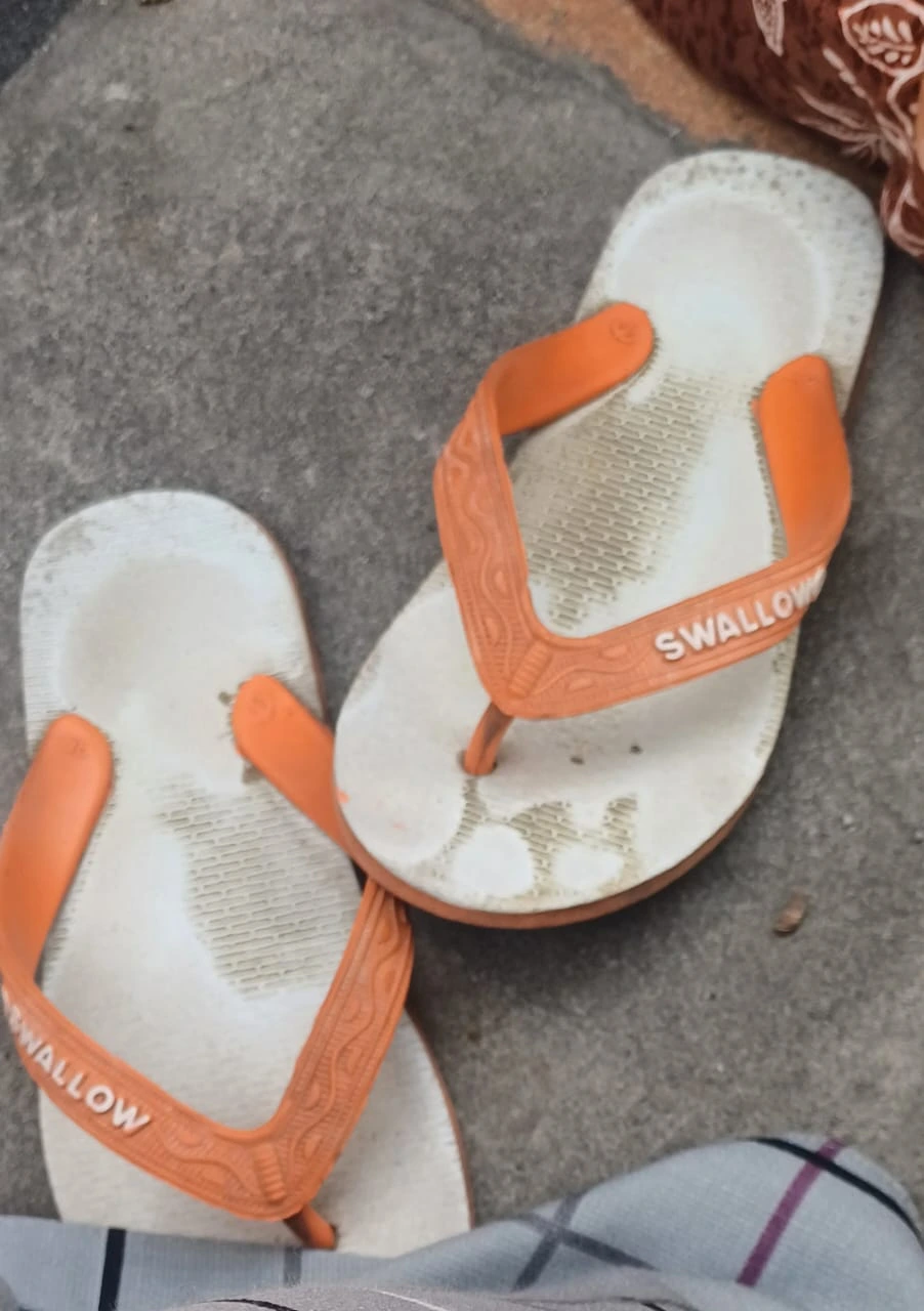 Bukan Pedagang Tisu Biasa: Lusuhnya Sendal Jadi Bukti Perjuangan di Usia Senja