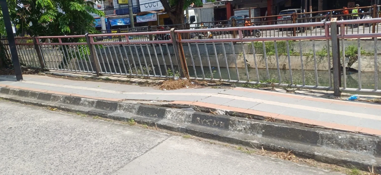 Pagar Pembatas Saluran di Tlogosari Tampak Rusak: Keselamatan Pengguna Jalan Jadi Taruhan