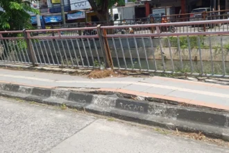 Pagar Pembatas Saluran di Tlogosari Tampak Rusak: Keselamatan Pengguna Jalan Jadi Taruhan