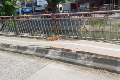 Pagar Pembatas Saluran di Tlogosari Tampak Rusak: Keselamatan Pengguna Jalan Jadi Taruhan