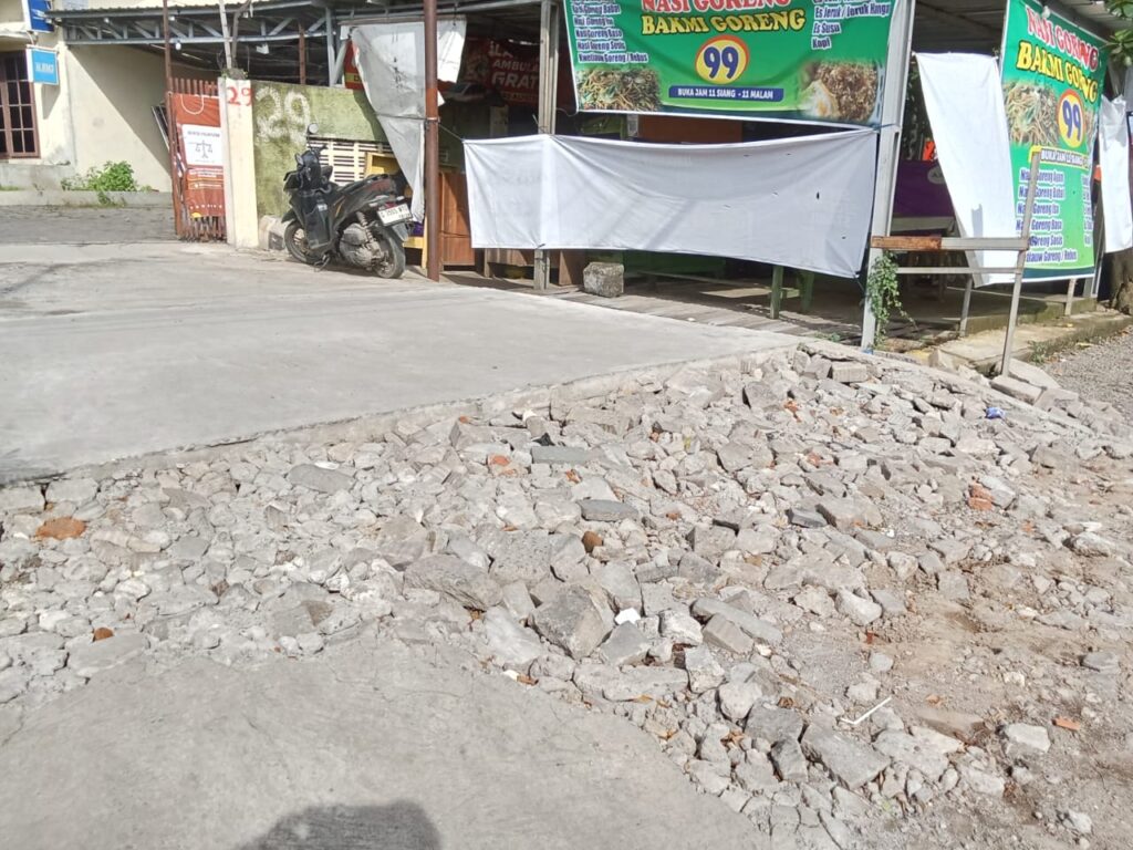 Akibat Banjir Rusak Jalan Menuju Rental Motor di Muktiharjo Bangetayu Kulon Genuk Semarang Akibat Banjir Rusak Jalan Menuju Rental Motor di Muktiharjo Bangetayu Kulon Genuk Semarang