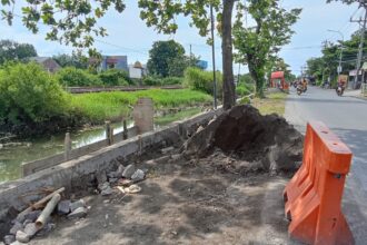 Penambahan Pembatas di Pinggir Rel Kereta Jadi Upaya Cegah Jalan Amblas di Muktiharjo, Genuk Semarang