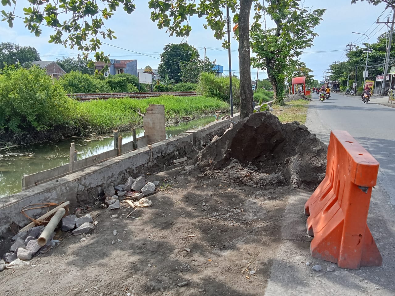 Penambahan Pembatas di Pinggir Rel Kereta Jadi Upaya Cegah Jalan Amblas di Muktiharjo, Genuk Semarang