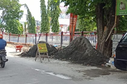 Jalan Rawan Amblas di Tlogosari 2 Mulai Diperbaiki, Mandor Sebut Pekerjaan Masuki Tahap Perataan Permukaan sebelum Pemasangan Granit