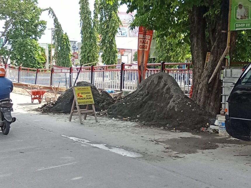 Jalan Rawan Amblas di Tlogosari 2 Mulai Diperbaiki, Mandor Sebut Pekerjaan Masuki Tahap Perataan Permukaan sebelum Pemasangan Granit