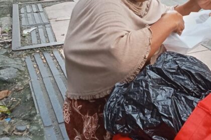 Di Usia 66 Tahun, Ibu Penjual Tisu Ini Tetap Berkeliling: “Kalau Saya Tidak Bekerja, Kami Tidak Makan”