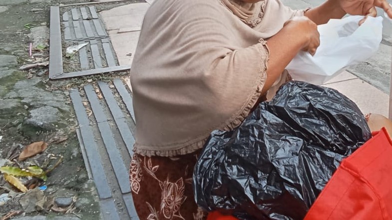 Di Usia 66 Tahun, Ibu Penjual Tisu Ini Tetap Berkeliling: “Kalau Saya Tidak Bekerja, Kami Tidak Makan”