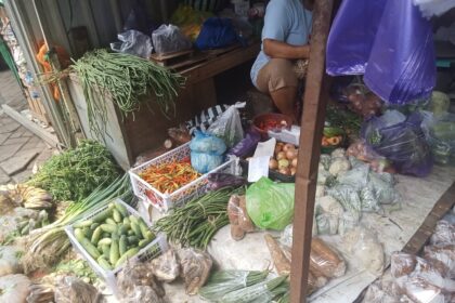 Sejumlah harga kebutuhan pokok di Pasar Bangetayu Kulon mengalami kenaikan dalam beberapa hari terakhir. Para pedagang menyebut lonjakan ini terjadi secara bertahap sejak awal pekan.