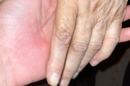 Di Tengah Riuh Kota, Kisah Ibu Penjual Tisu 66 Tahun yang Tetap Bertahan Meski Tubuhnya Tak Lagi Kuat