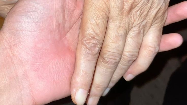 Di Tengah Riuh Kota, Kisah Ibu Penjual Tisu 66 Tahun yang Tetap Bertahan Meski Tubuhnya Tak Lagi Kuat