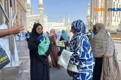 350 Sedekah Mushaf Baitullah Tersalurkan, Jamaah Umrah Sambut dengan Haru!