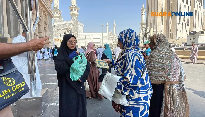 350 Sedekah Mushaf Baitullah Tersalurkan, Jamaah Umrah Sambut dengan Haru!