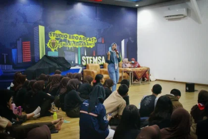 DIGINOVA 2025 : Mahasiswa ILKOM UDINUS Sukses Gaet Antusiasme Pelajar SMKN 1 Semarang untuk Membangun Personal Branding Positif