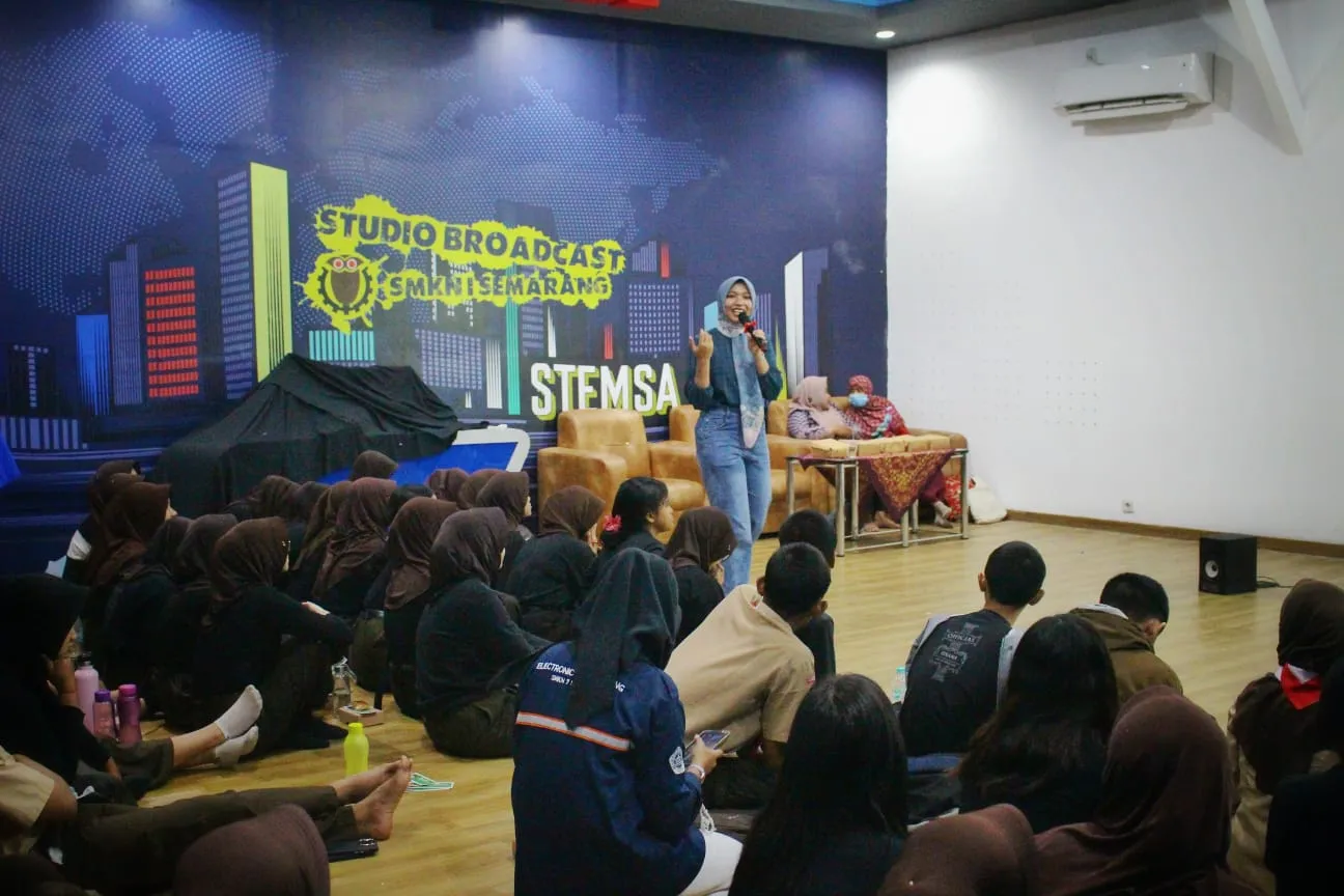DIGINOVA 2025 : Mahasiswa ILKOM UDINUS Sukses Gaet Antusiasme Pelajar SMKN 1 Semarang untuk Membangun Personal Branding Positif