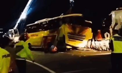 Diduga Melaju Kencang di Tikungan, Bus Pariwisata Terbalik di Exit Tol Krapyak
