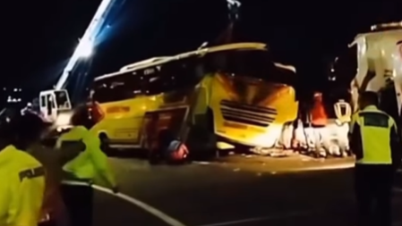Diduga Melaju Kencang di Tikungan, Bus Pariwisata Terbalik di Exit Tol Krapyak