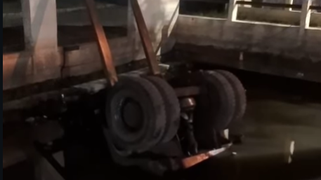 Truk Forklift Terjun ke Kali di Genuksari Semarang, Tidak Ada Korban Jiwa