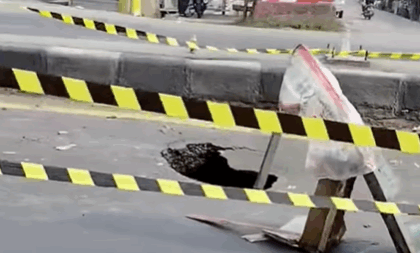 Jalan Pantura Mangkang Semarang Ambles, Lubang Besar Picu Kekhawatiran Pengguna Jalan