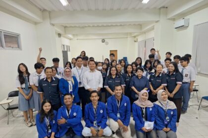 Mahasiswa Ilmu Komunikasi Udinus Selenggarakan Kampanye Literasi Digital POST R.I.S.E. di SMK Kristen Terang Bangsa