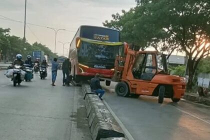 Bus Kembali “Kebrasuk” ke Media Jalan di Kaligawe, Unggahan Info Genuk Picu Desakan Warga untuk Pembongkaran Total