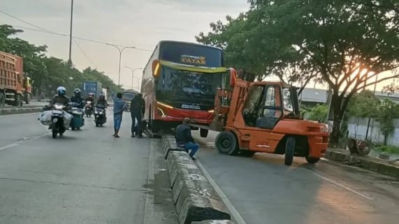 Bus Kembali “Kebrasuk” ke Media Jalan di Kaligawe, Unggahan Info Genuk Picu Desakan Warga untuk Pembongkaran Total