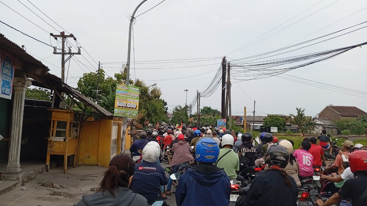 Arus lalu lintas di kawasan Bugen–Bangetayu, Kecamatan Genuk, Kota Semarang, mengalami kemacetan pada Sabtu (27/12/2025) sekitar pukul 15.00 WIB. Kemacetan terjadi akibat kecelakaan di jalur rel kereta api yang melintasi kawasan tersebut.