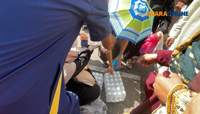 Yayasan Alfatihah Bagikan 1.200 Minuman untuk Jamaah Umrah dan Pekerja Proyek di Mekah