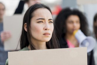 Krisis Identitas: Ketika Seseorang Tidak Lagi Mengenali Dirinya Sendiri dan Cara Menghadapinya