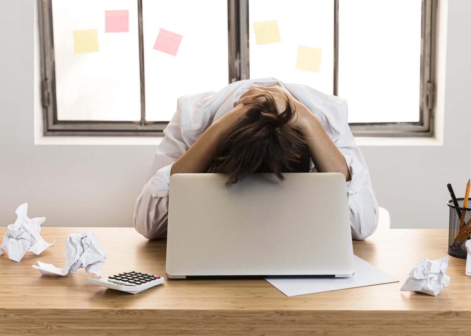 Emotional burnout adalah kondisi kelelahan emosional yang terjadi ketika seseorang mengalami tekanan berkepanjangan tanpa jeda pemulihan yang cukup. 