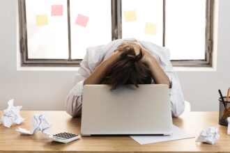 Emotional burnout adalah kondisi kelelahan emosional yang terjadi ketika seseorang mengalami tekanan berkepanjangan tanpa jeda pemulihan yang cukup. 