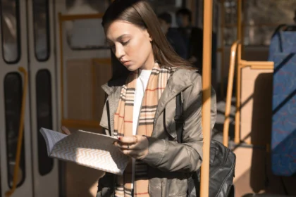 3 Tanda Kamu Jadi Silent Reader Karena Kelelahan Sosial