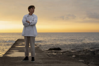 Menjadi Dewasa Tanpa Kehilangan Jati Diri: Cara Bertumbuh tanpa Mengkhianati Diri Sendiri