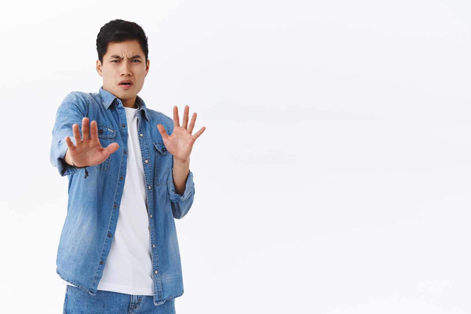 Menghadapi Kritik Tanpa Tersinggung dan Emosional: Cara Tetap Tenang dan Mengubah Kritik Jadi Peluang Bertumbuh