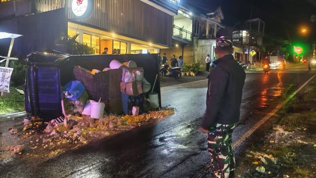 Kecelakaan Adu Banteng Motor dan Mobil Pick-up Terjadi di Depan Hotel Loren Kopeng