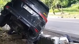 Mobil Tercebur ke Parit di Jalan S. Parman Semarang, Penyebab Belum Diketahui