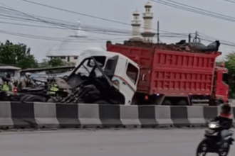 Truk Kontainer Alami Kecelakaan Tunggal di Kawasan Tugu Semarang, Lalu Lintas Sempat Tersendat