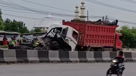 Truk Kontainer Alami Kecelakaan Tunggal di Kawasan Tugu Semarang, Lalu Lintas Sempat Tersendat