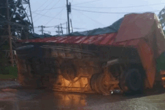 Truk Terguling di Kawasan Industri Terboyo, Jalan Rusak Diduga Akibat Lalu Lalang Truk Proyek
