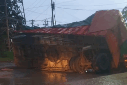 Truk Terguling di Kawasan Industri Terboyo, Jalan Rusak Diduga Akibat Lalu Lalang Truk Proyek