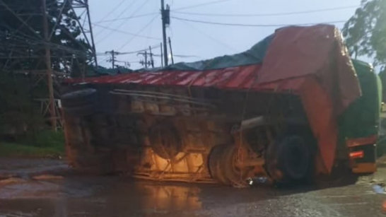 Truk Terguling di Kawasan Industri Terboyo, Jalan Rusak Diduga Akibat Lalu Lalang Truk Proyek