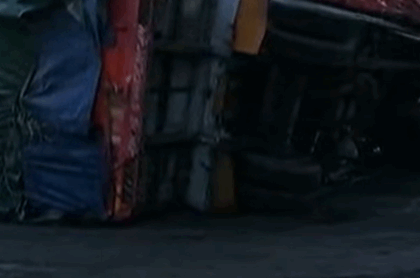 Jalan Rusak di Kawasan Industri Terboyo Ancam Keselamatan Pekerja, Truk Terguling Jadi Alarm Bahaya