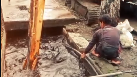 Suara Online, Semarang –  Kinerja Lurah Karangroto mendapat perhatian positif dari warga setelah dilakukan pengerukan sedimen di saluran air wilayah setempat.