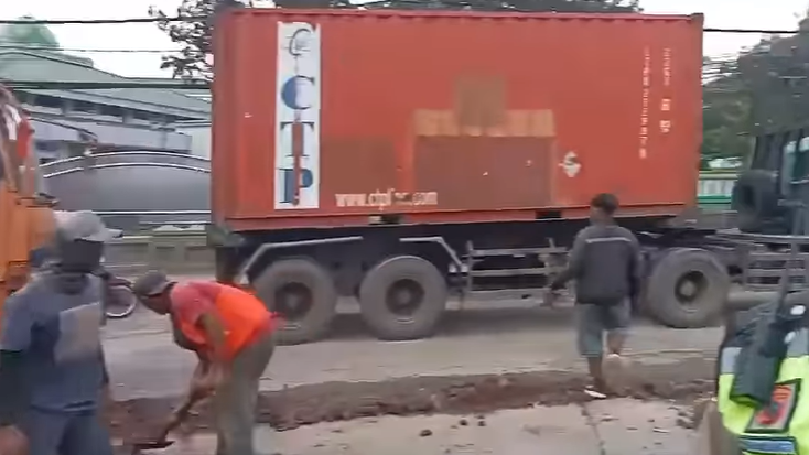 Peninggian Jalan Arah Semarang–Demak Mulai Dikerjakan, Pengguna Jalan Diminta Lebih Waspada