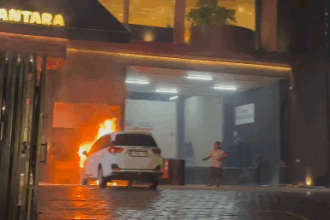 Mobil Terbakar di Area Parkir Toko Daging Nusantara Semarang, Penyebab Masih Diselidiki