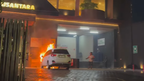 Mobil Terbakar di Area Parkir Toko Daging Nusantara Semarang, Penyebab Masih Diselidiki